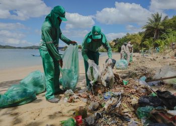 Candeias: SEMAN realiza mutirão de limpeza para retirada de lixo da Prainha