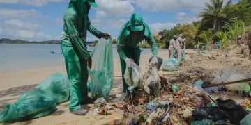 Candeias: SEMAN realiza mutirão de limpeza para retirada de lixo da Prainha