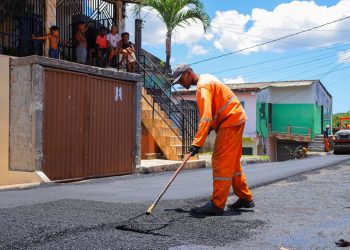 “Asfalta Candeias” chega a mais uma localidade e começa a mudar a cara das ruas do município