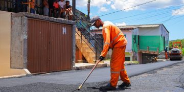“Asfalta Candeias” chega a mais uma localidade e começa a mudar a cara das ruas do município