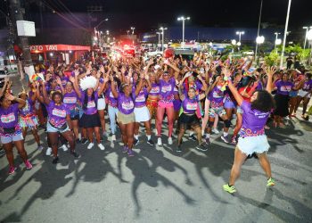 Já é Carnaval, Cidade! Arrastão abre folia momesca e leva centenas de pessoas às ruas do município