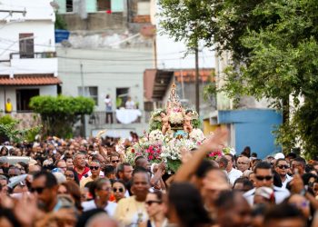 Candeias: Procissão e show reúne milhares de fiéis em encerramento de festa em honra a Nossa Senhora das Candeias