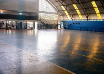 Candeias: Ginásio Poliesportivo passa por serviço de pintura na parte estrutural