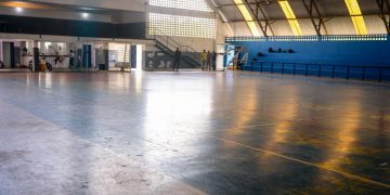 Candeias: Ginásio Poliesportivo passa por serviço de pintura na parte estrutural