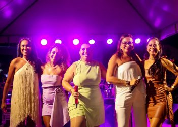Candeias: Em noite de “Divas”, cantoras realizam show especial em homenagem à mulher