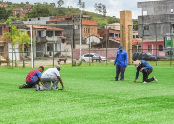 Candeias: Prefeitura inicia instalação de grama sintética no campo da Urbis 2