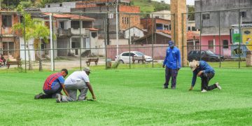 Candeias: Prefeitura inicia instalação de grama sintética no campo da Urbis 2