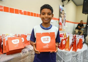 Candeias: Prefeitura entrega quase 200 óculos de grau gratuitos para alunos da rede municipal