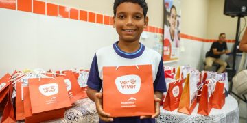 Candeias: Prefeitura entrega quase 200 óculos de grau gratuitos para alunos da rede municipal