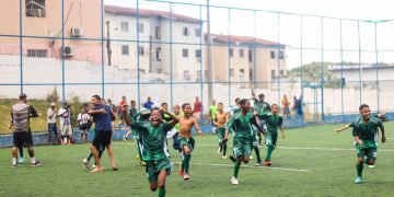 Candeias: Final da Copa Sesla Kids tem gol de goleiro e festa da torcida