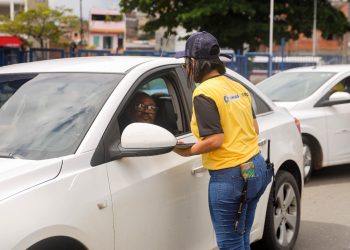 Candeias: SEMOB realiza ação de conscientização com simulação de acidente na Praça Irmã Dulce