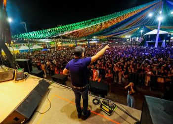 Candeias: 2º dia de São João é marcado por apresentações de grandes nomes da música e artistas locais.
