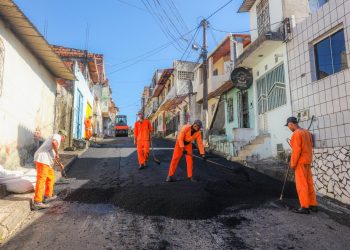 Asfalta Candeias: Prefeitura pavimenta Rua Andaluzia e moradora brinca: “Agora só falta comprar um patins”