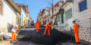 Asfalta Candeias: Prefeitura pavimenta Rua Andaluzia e moradora brinca: “Agora só falta comprar um patins”