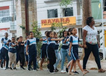 Candeias: Alunos da Escola Municipal ACM plantam Pau-Brasil em atividade do Dia da Árvore