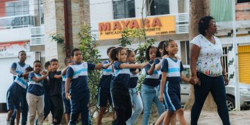 Candeias: Alunos da Escola Municipal ACM plantam Pau-Brasil em atividade do Dia da Árvore