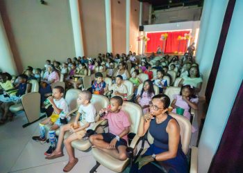 Semana da Criança: Estudantes de escola municipal conhecem o CineTeatro e assistem a filme