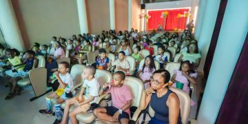 Semana da Criança: Estudantes de escola municipal conhecem o CineTeatro e assistem a filme