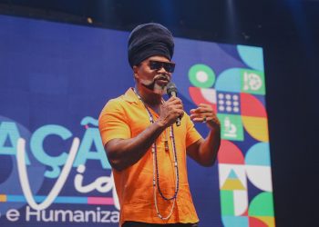 Candeias: Como prometido na jornada pedagógica 2026, cantor Carlinhos Brown fará show exclusivo para os professores da rede municipal de ensino