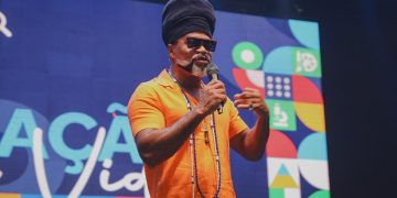 Candeias: Como prometido na jornada pedagógica 2026, cantor Carlinhos Brown fará show exclusivo para os professores da rede municipal de ensino